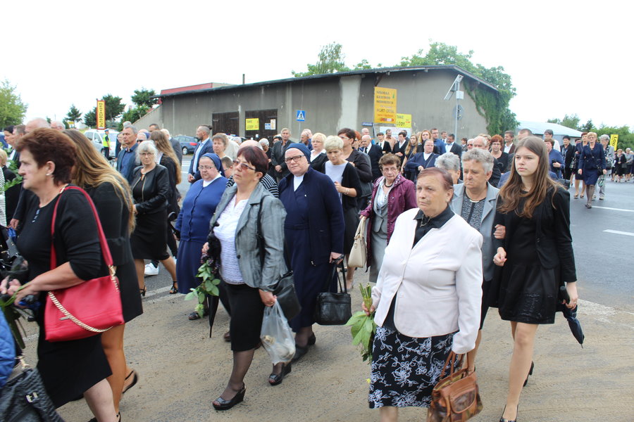 Tłumy żegnały księdza