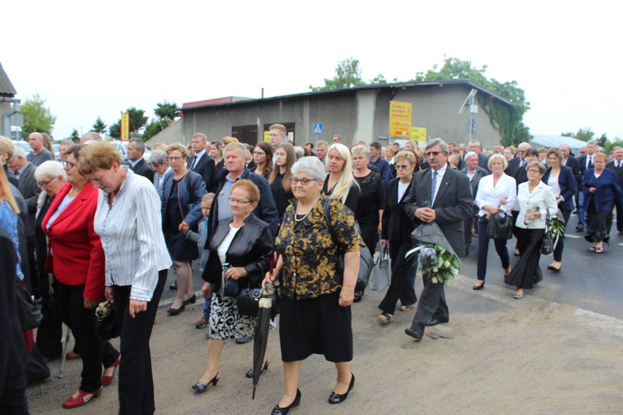 Tłumy żegnały księdza