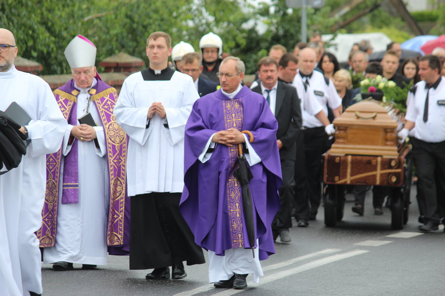 Tłumy żegnały księdza