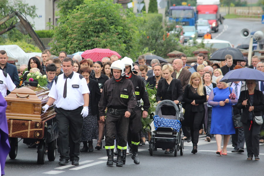 Tłumy żegnały księdza
