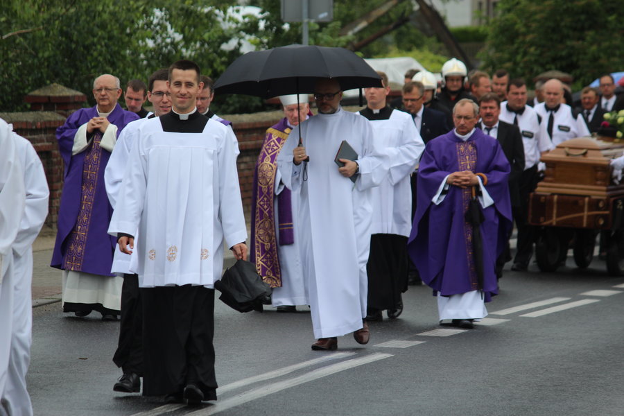 Tłumy żegnały księdza