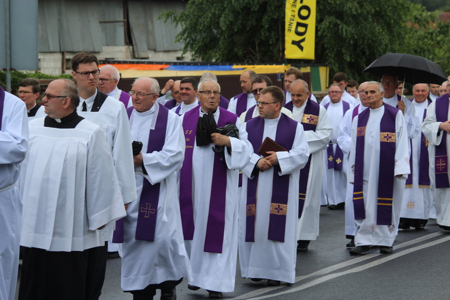 Tłumy żegnały księdza