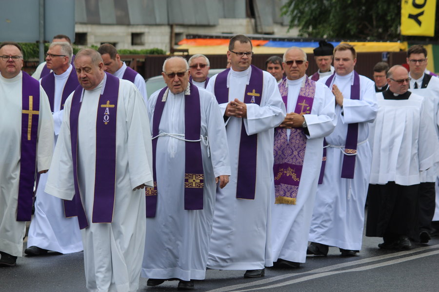 Tłumy żegnały księdza
