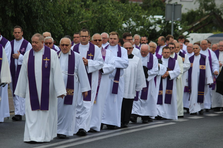 Tłumy żegnały księdza