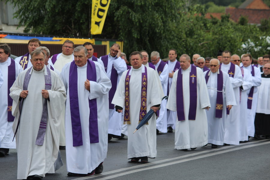 Tłumy żegnały księdza