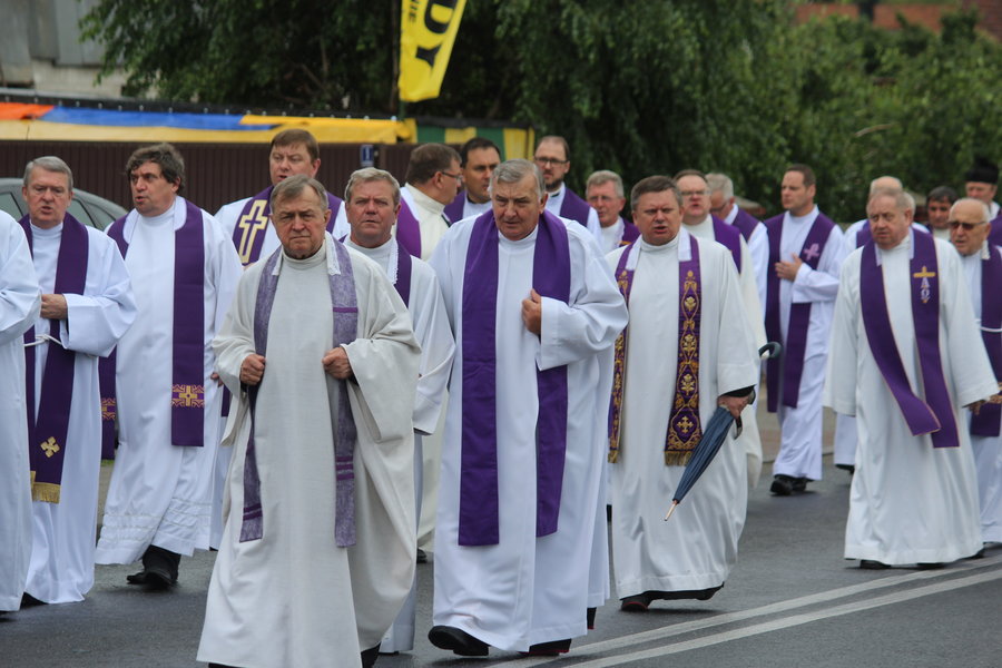 Tłumy żegnały księdza