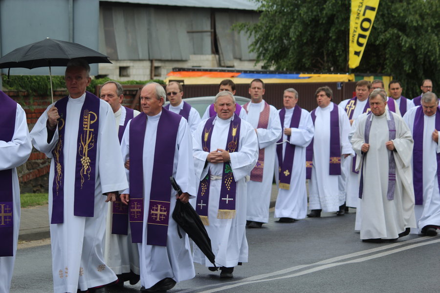 Tłumy żegnały księdza