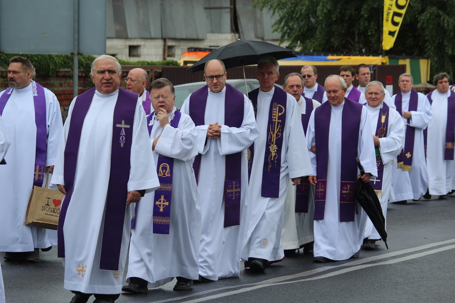 Tłumy żegnały księdza