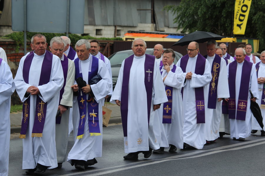 Tłumy żegnały księdza