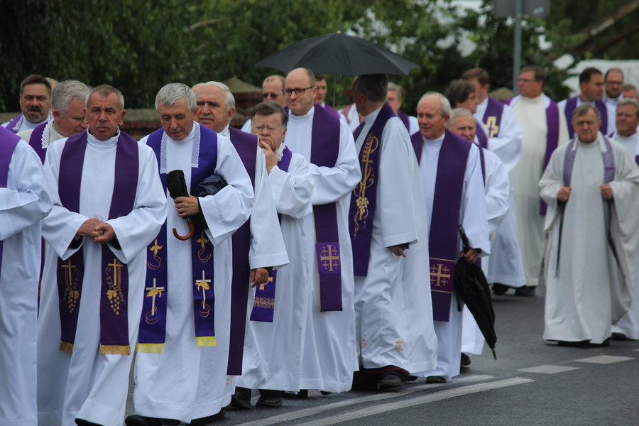 Tłumy żegnały księdza