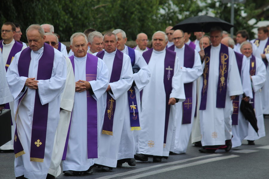 Tłumy żegnały księdza