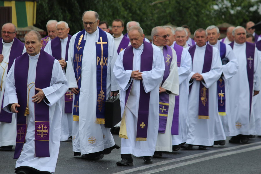 Tłumy żegnały księdza