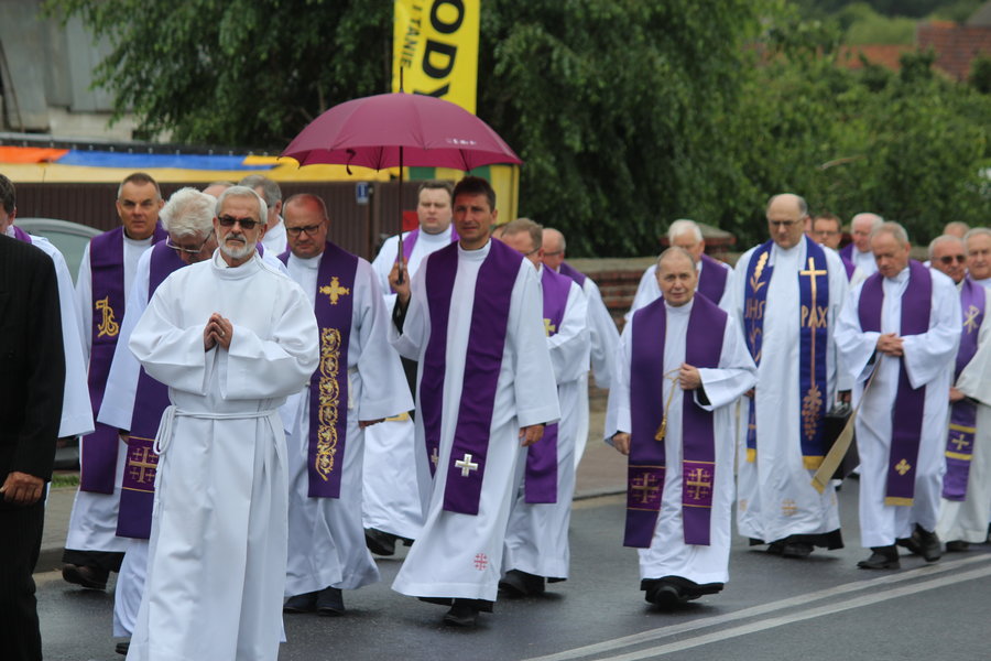 Tłumy żegnały księdza