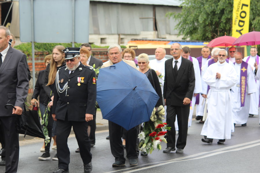 Tłumy żegnały księdza