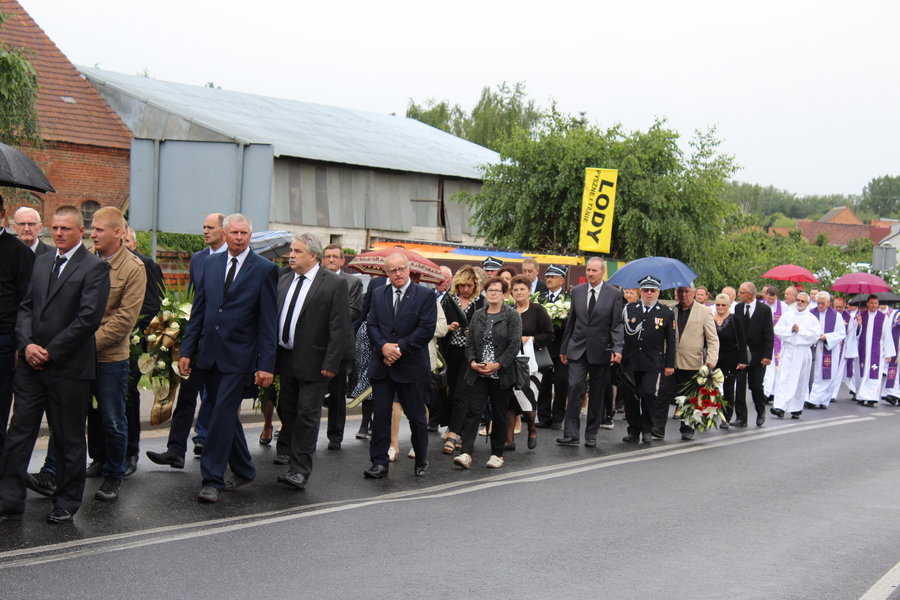 Tłumy żegnały księdza