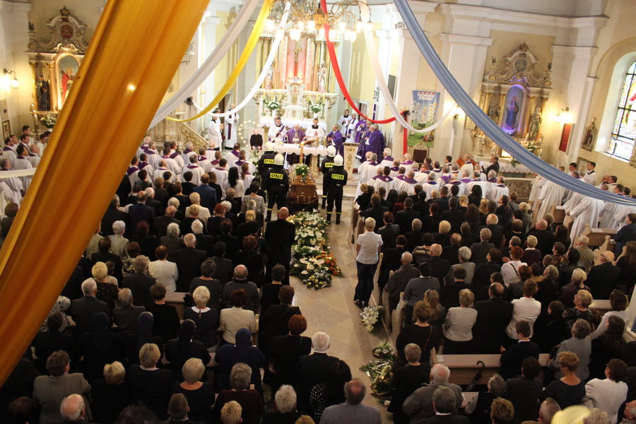 Tłumy żegnały księdza