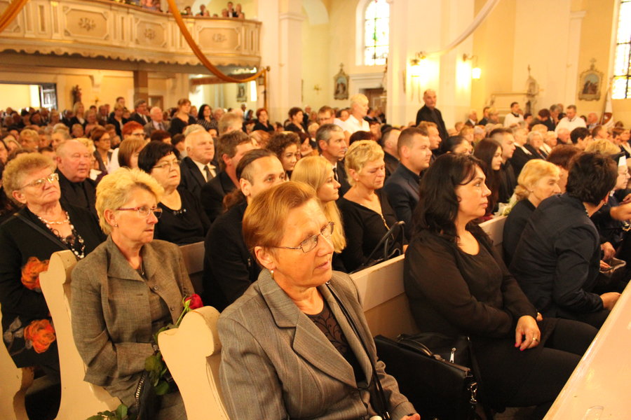 Tłumy żegnały księdza