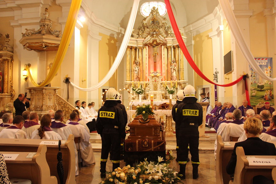 Tłumy żegnały księdza