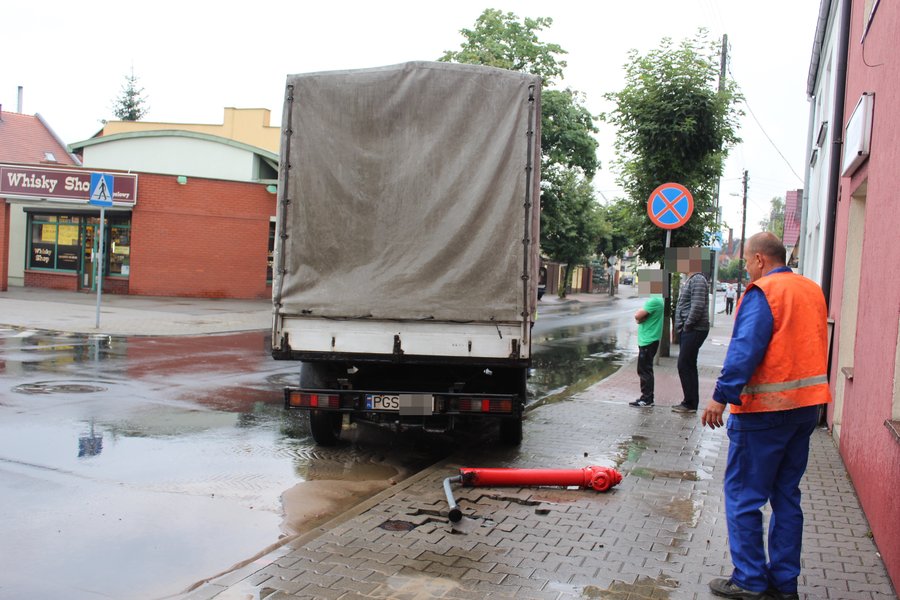 Wjechał w hydrant. Woda lała się na ulicę