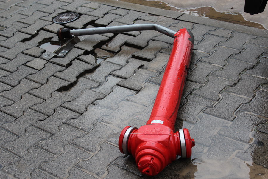 Wjechał w hydrant. Woda lała się na ulicę