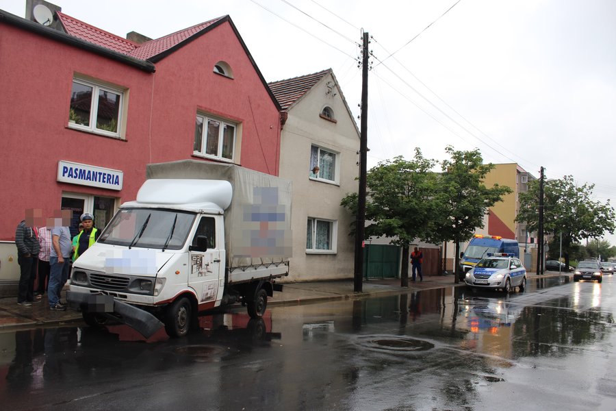 Wjechał w hydrant. Woda lała się na ulicę