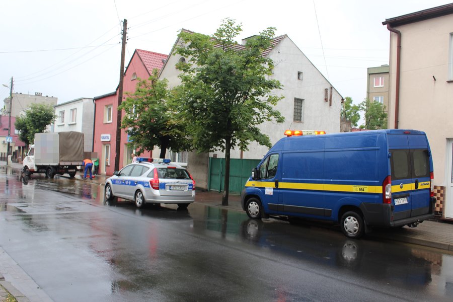 Wjechał w hydrant. Woda lała się na ulicę