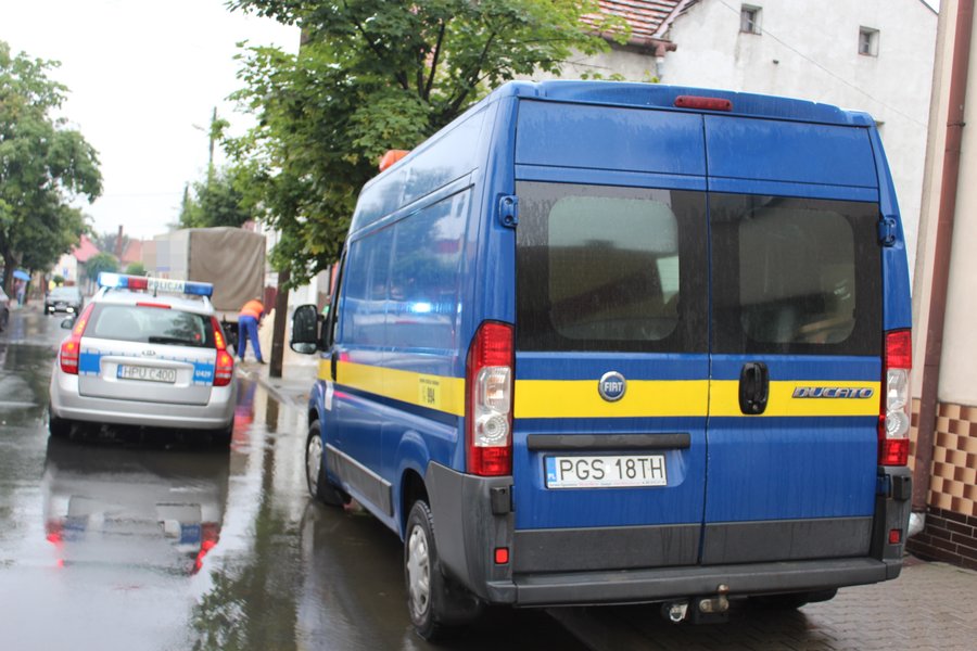 Wjechał w hydrant. Woda lała się na ulicę