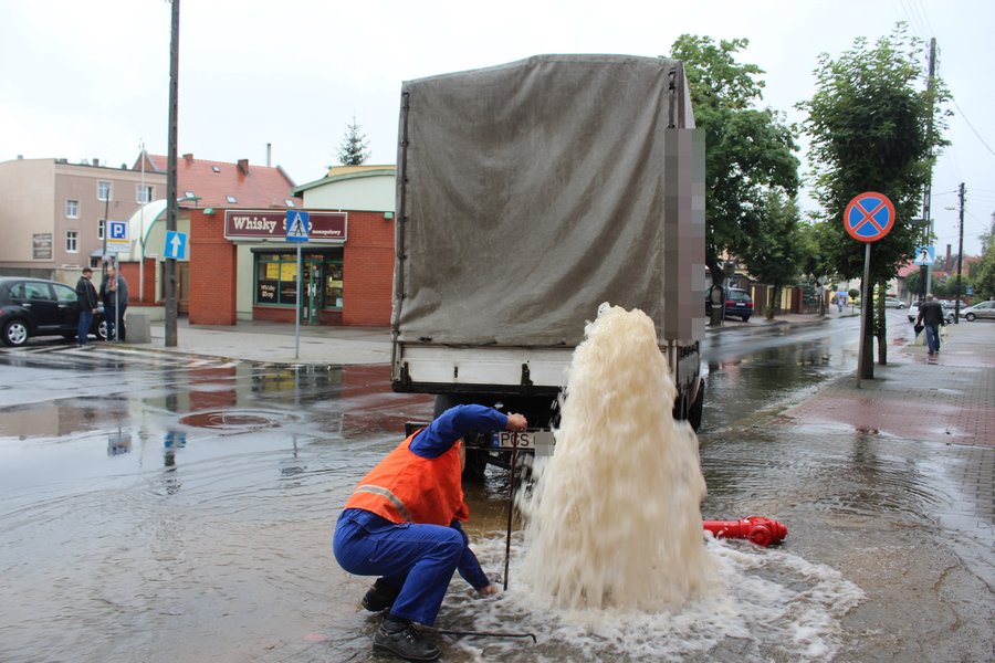 Wjechał w hydrant. Woda lała się na ulicę
