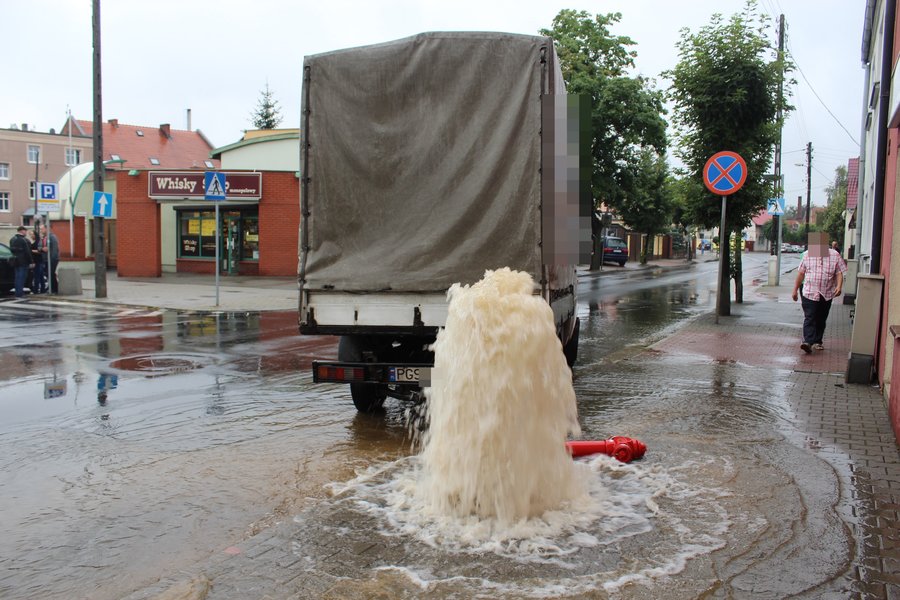 Wjechał w hydrant. Woda lała się na ulicę