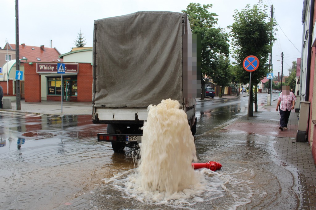 Wjechał w hydrant. Woda lała się na ulicę