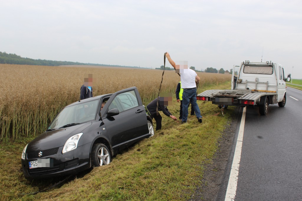 Suzuki utknęło w rowie. A to pech