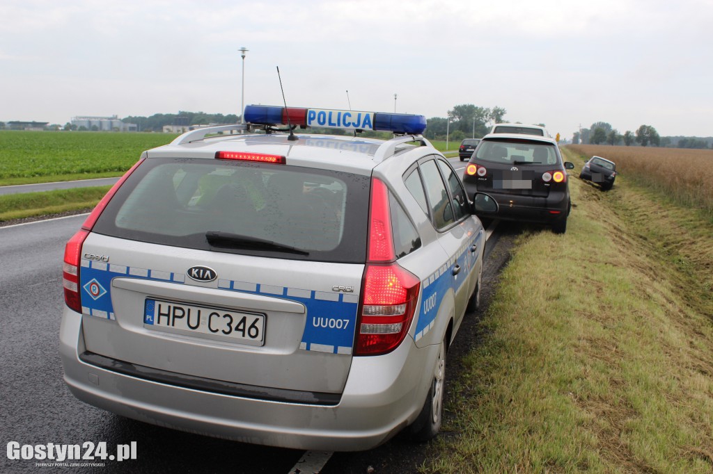 Suzuki utknęło w rowie. A to pech