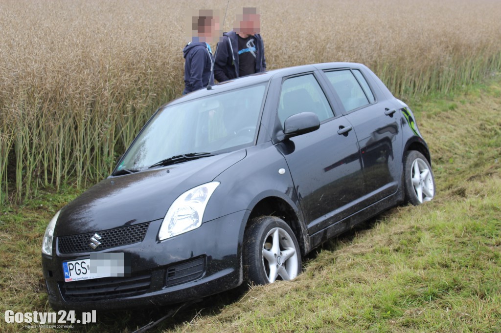 Suzuki utknęło w rowie. A to pech