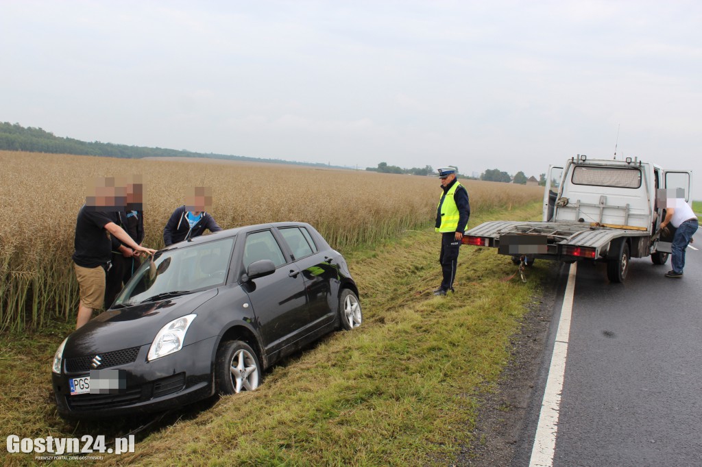 Suzuki utknęło w rowie. A to pech