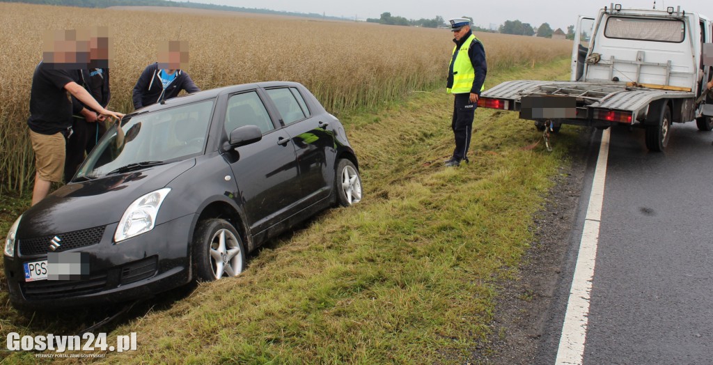 Suzuki utknęło w rowie. A to pech