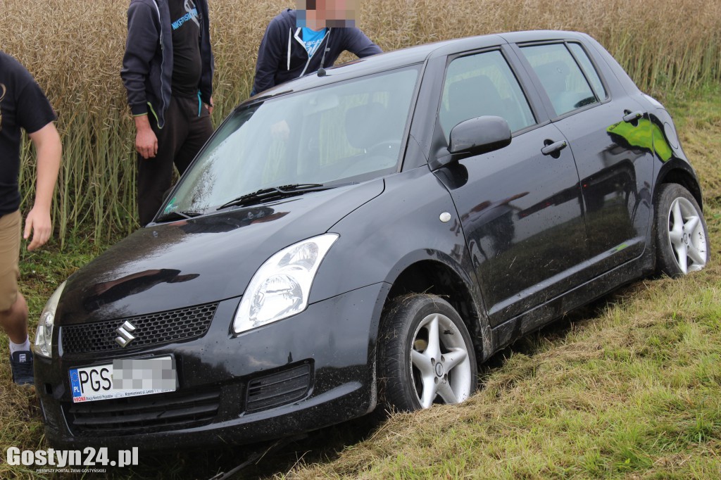 Suzuki utknęło w rowie. A to pech