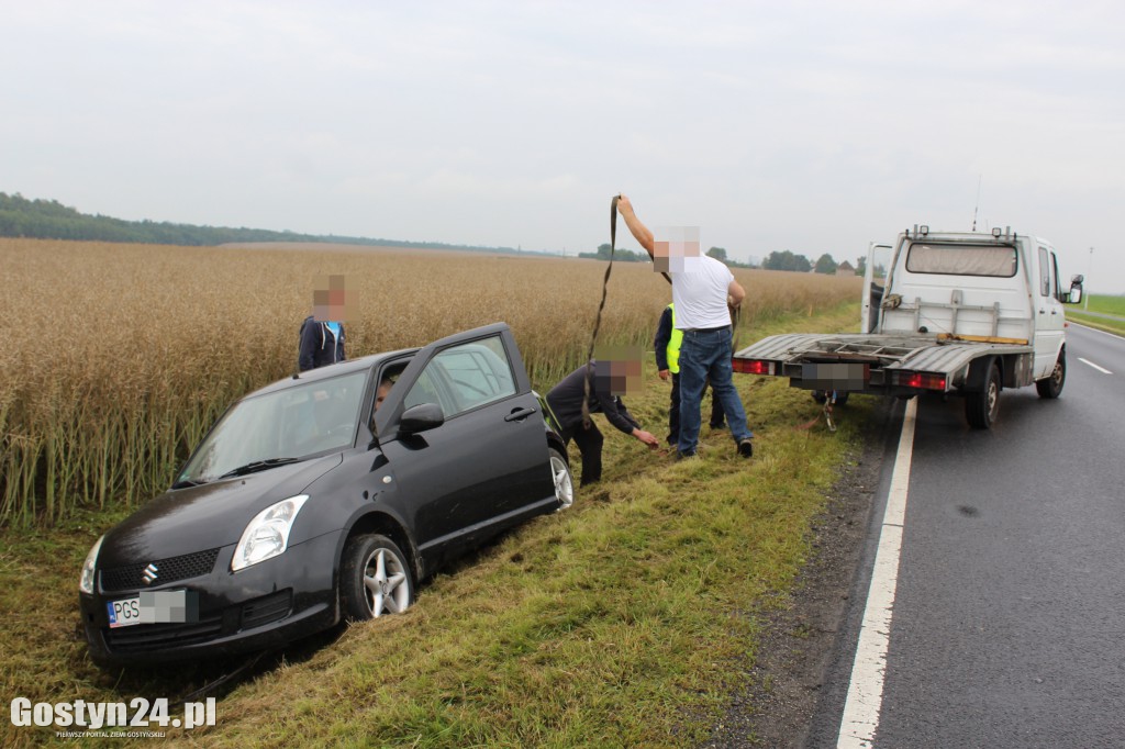 Suzuki utknęło w rowie. A to pech