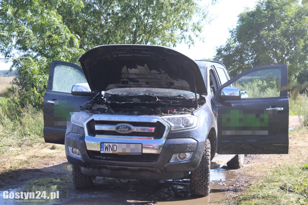 Płonęło auto na polnej drodze