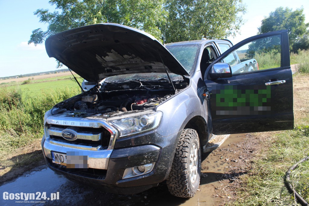 Płonęło auto na polnej drodze