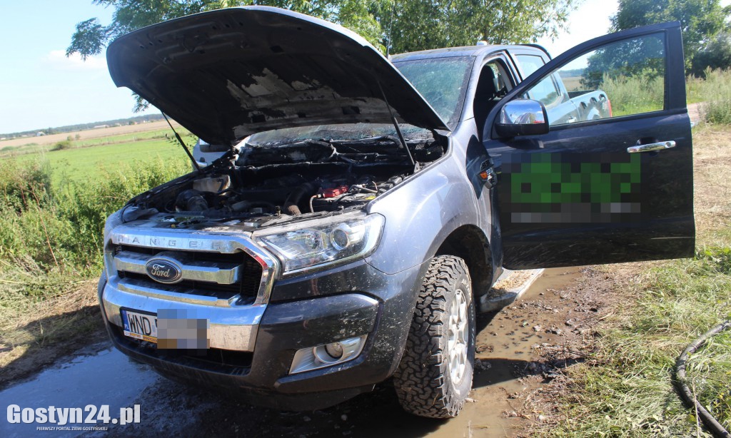 Płonęło auto na polnej drodze