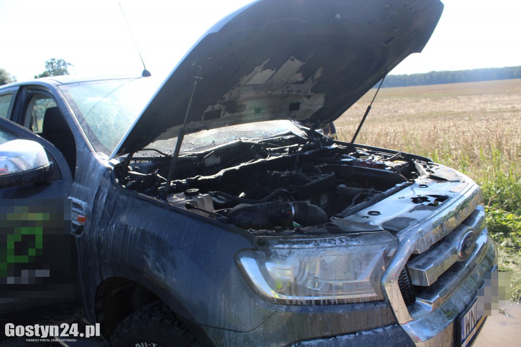 Płonęło auto na polnej drodze