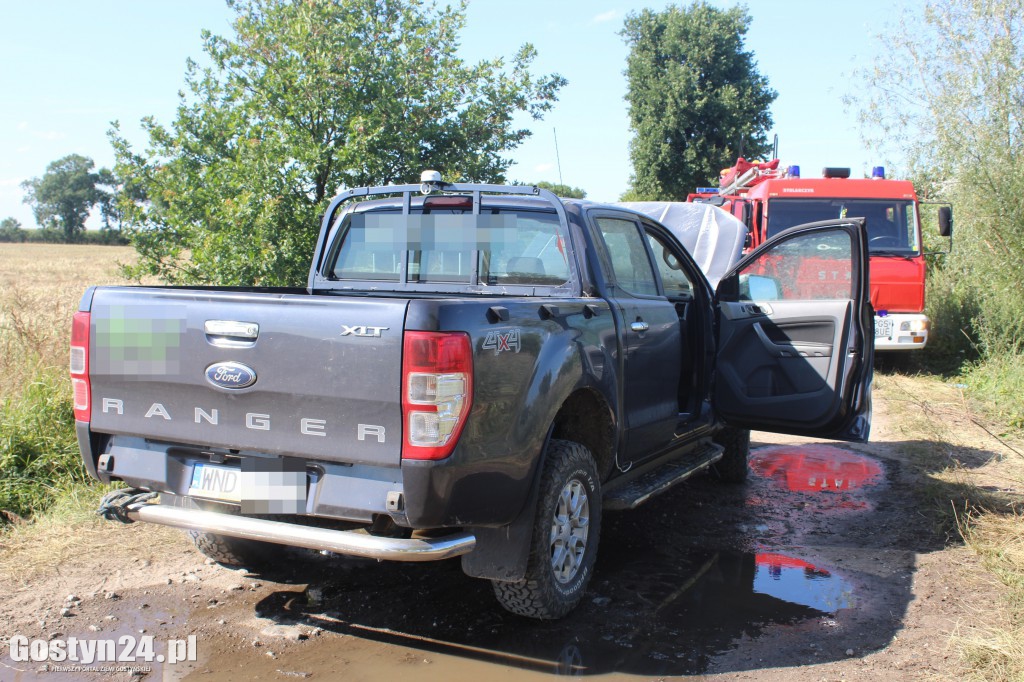 Płonęło auto na polnej drodze