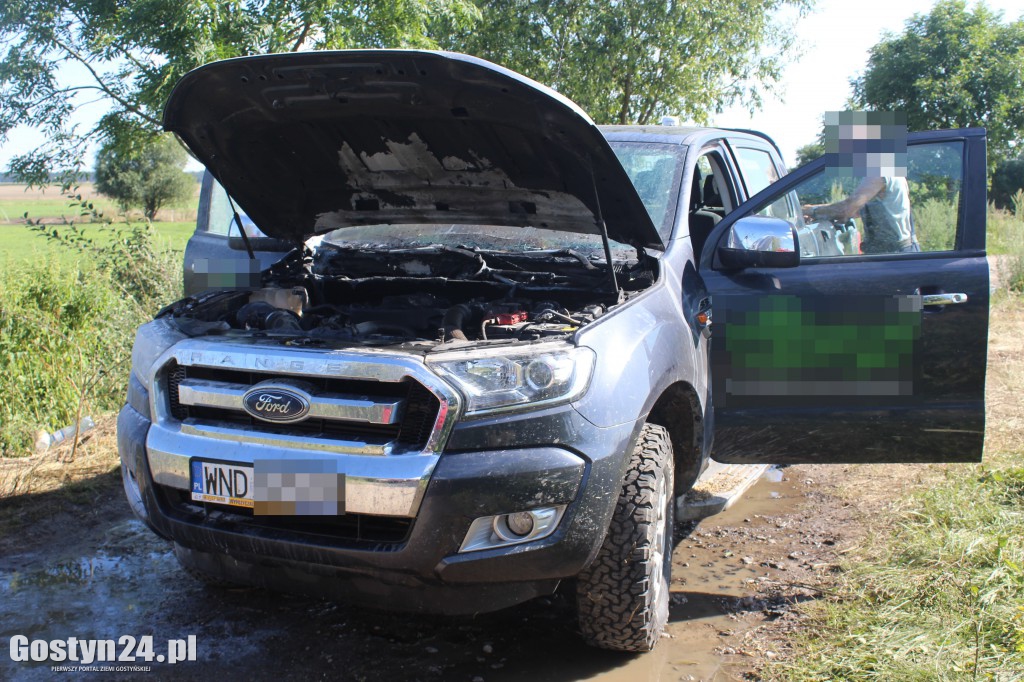 Płonęło auto na polnej drodze