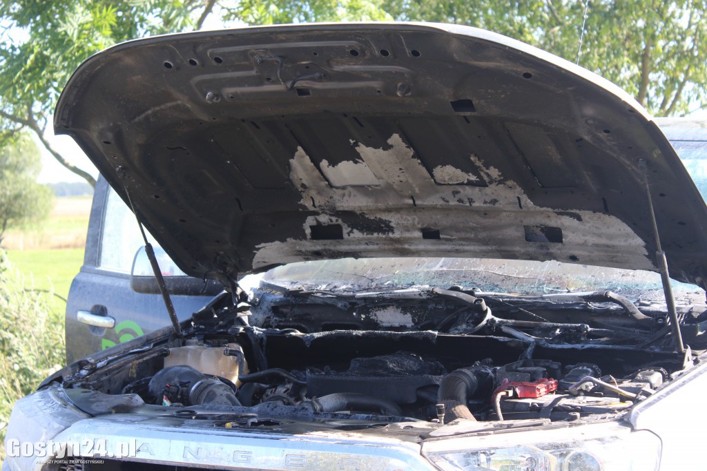 Płonęło auto na polnej drodze