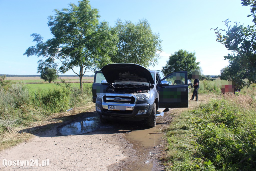Płonęło auto na polnej drodze
