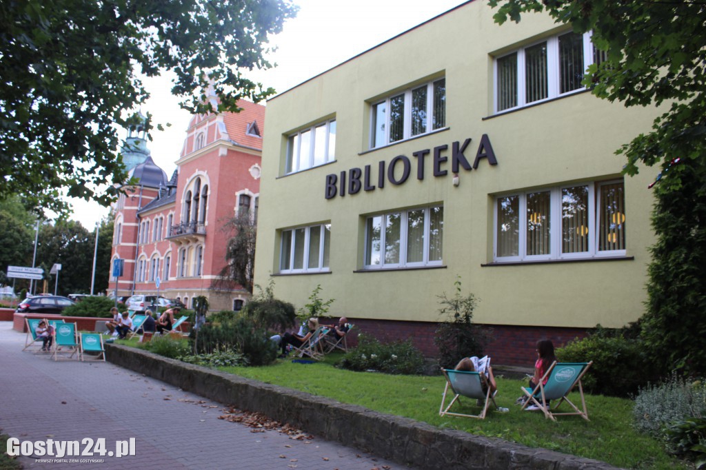 Czytali komiksy przed biblioteką w Gostyniu