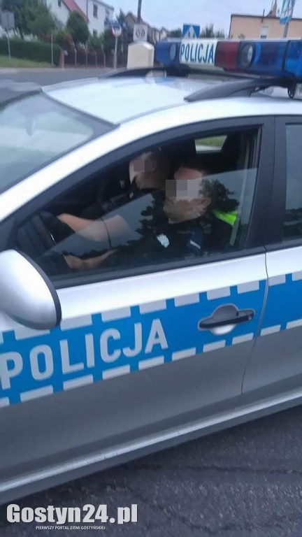 Policjanci spali na służbie w radiowozie