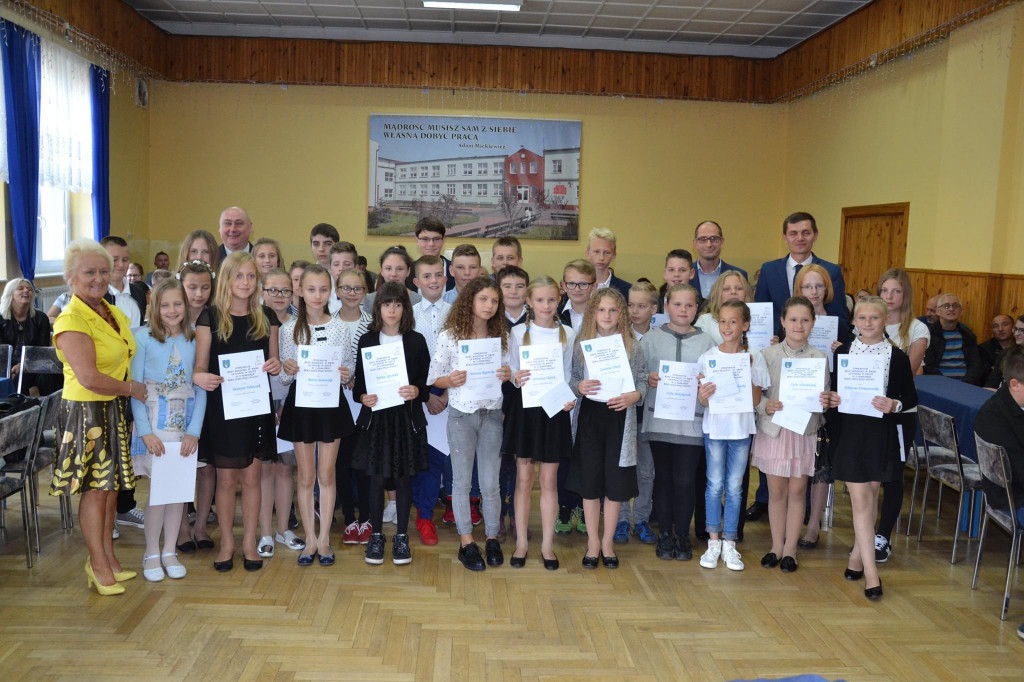Setka uczniów ze stypendiami od gminy