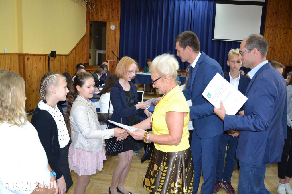 Setka uczniów ze stypendiami od gminy