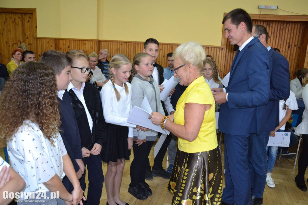 Setka uczniów ze stypendiami od gminy